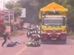 Nekatnya Pemotor GL Max di Trenggalek Tabrak Polisi Lantas