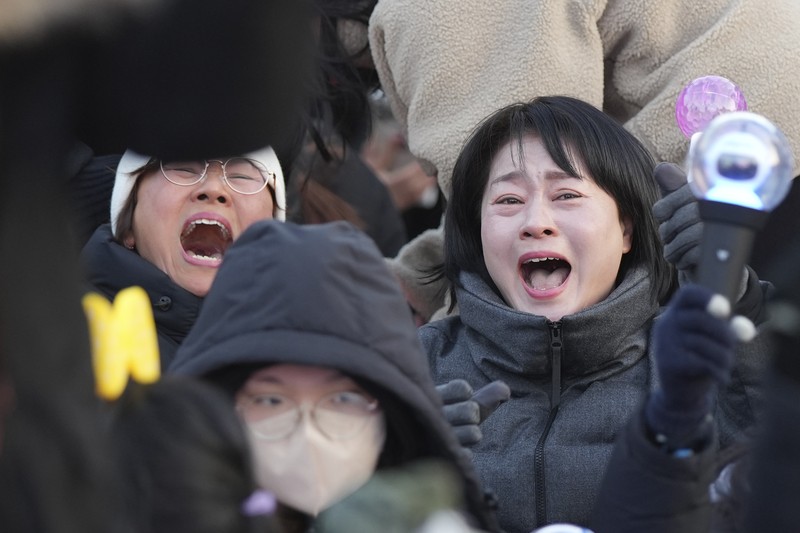 Para pengunjuk rasa berpartisipasi dalam unjuk rasa yang menyerukan pemakzulan Presiden Korea Selatan Yoon Suk Yeol, yang mengumumkan darurat militer, yang dicabut beberapa jam kemudian, di depan Majelis Nasional di Seoul, Korea Selatan, 14 Desember 2024. Para pengunjuk rasa berpartisipasi dalam unjuk rasa yang menyerukan pemakzulan Presiden Korea Selatan Yoon Suk Yeol, yang mengumumkan darurat militer, yang dicabut beberapa jam kemudian, di depan Majelis Nasional di Seoul, Korea Selatan, 14 Desember 2024. (Yonhap via REUTERS)