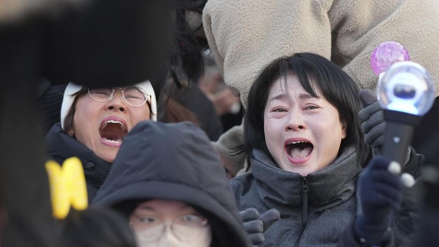 Para pengunjuk rasa berpartisipasi dalam unjuk rasa yang menyerukan pemakzulan Presiden Korea Selatan Yoon Suk Yeol, yang mengumumkan darurat militer, yang dicabut beberapa jam kemudian, di depan Majelis Nasional di Seoul, Korea Selatan, 14 Desember 2024. (Yonhap via REUTERS)
