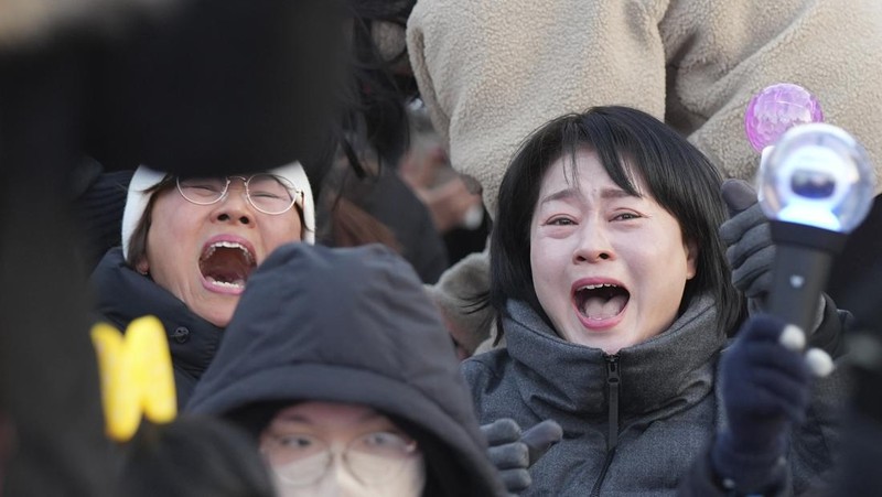 Para pengunjuk rasa berpartisipasi dalam unjuk rasa yang menyerukan pemakzulan Presiden Korea Selatan Yoon Suk Yeol, yang mengumumkan darurat militer, yang dicabut beberapa jam kemudian, di depan Majelis Nasional di Seoul, Korea Selatan, 14 Desember 2024. (Yonhap via REUTERS)