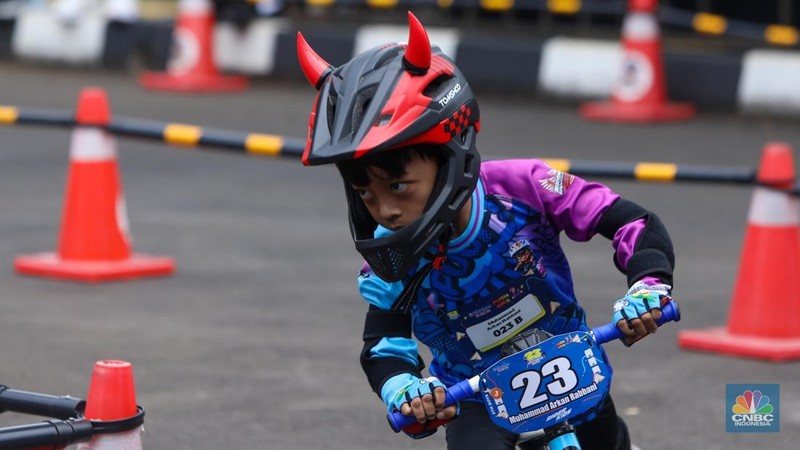 Puluhan balita antusias mengikuti lomba Push Bike kategori 5 tahun di acara Day 2 HUT Transmedia 23 yang dihelat di Istora Senayan, Jakarta, Minggu (15/12/2024). (CNBC Indonesia/Faisal Rahman)