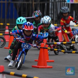 Seru! Ini Aksi Balita Adu Cepat Lomba Push Bike di HUT Transmedia 23