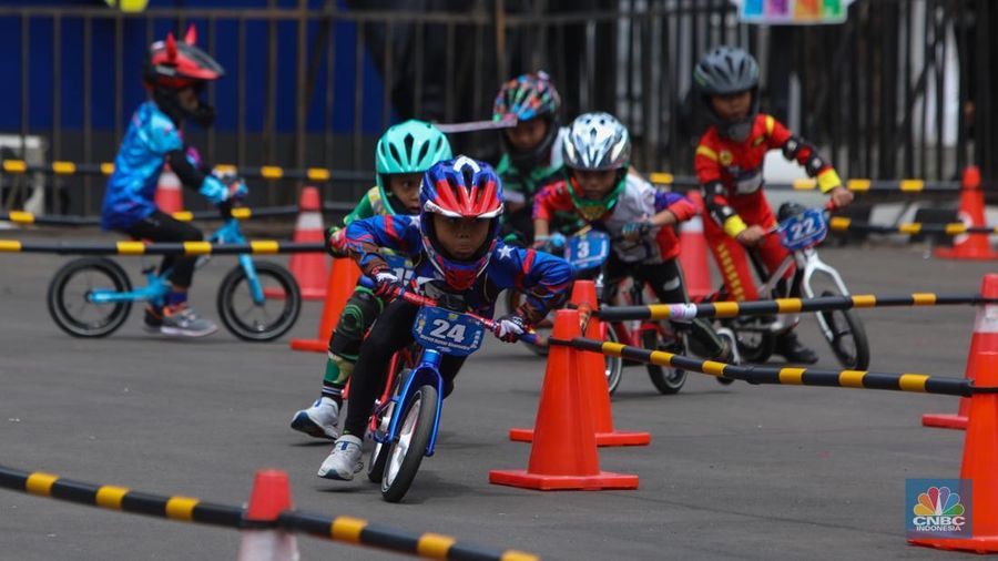 Puluhan balita antusias mengikuti lomba Push Bike kategori 5 tahun di acara Day 2 HUT Transmedia 23 yang dihelat di Istora Senayan, Jakarta, Minggu (15/12/2024). (CNBC Indonesia/Faisal Rahman)