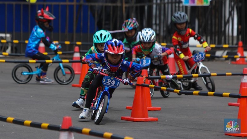 Puluhan balita antusias mengikuti lomba Push Bike kategori 5 tahun di acara Day 2 HUT Transmedia 23 yang dihelat di Istora Senayan, Jakarta, Minggu (15/12/2024). (CNBC Indonesia/Faisal Rahman)