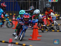 Seru! Ini Aksi Balita Adu Cepat Lomba Push Bike di HUT Transmedia 23