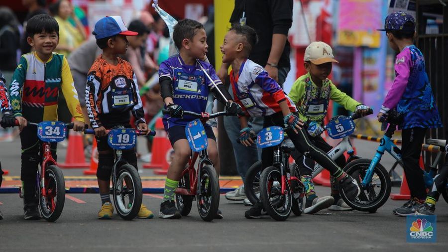 Puluhan balita antusias mengikuti lomba Push Bike kategori 5 tahun di acara Day 2 HUT Transmedia 23 yang dihelat di Istora Senayan, Jakarta, Minggu (15/12/2024). (CNBC Indonesia/Faisal Rahman)