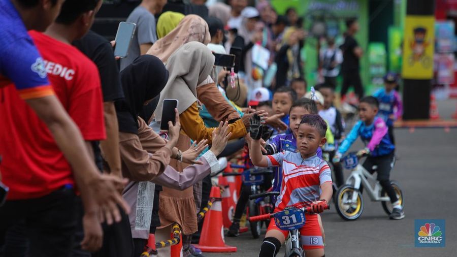 Puluhan balita antusias mengikuti lomba Push Bike kategori 5 tahun di acara Day 2 HUT Transmedia 23 yang dihelat di Istora Senayan, Jakarta, Minggu (15/12/2024). (CNBC Indonesia/Faisal Rahman)