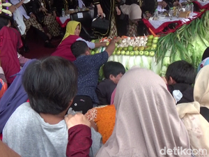 Grebeg Gunungan Hasil Bumi di Lumajang, Warga Rela Berebut hingga Terjepit