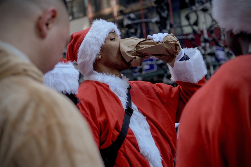 Para pengunjung mengambil bagian dalam SantaCon, Sabtu, 14 Desember 2024, di New York. (AP Photo/Julia Demaree Nikhinson)