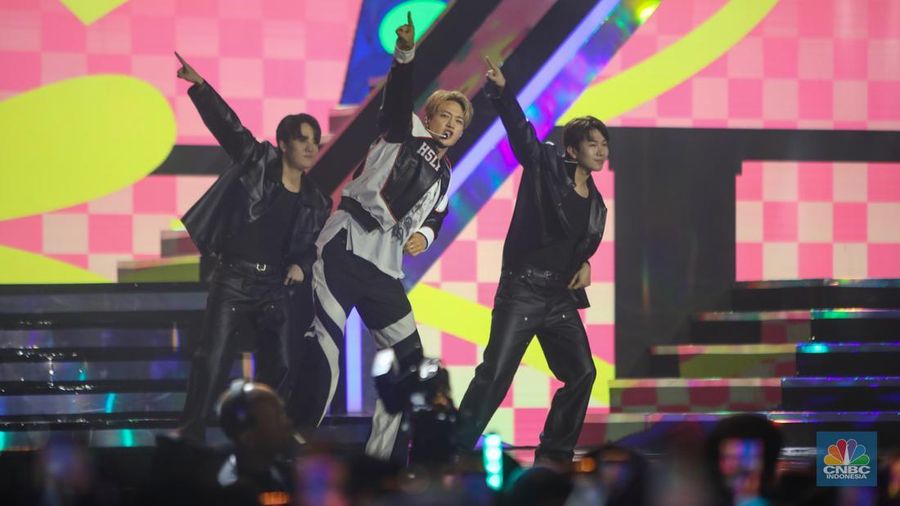 SHINee Minho tampil memeriahkan HUT Transmedia 23 di Istora Senayan, Jakarta, Minggu (15/12/2024). (վ/Faisal Rahman)