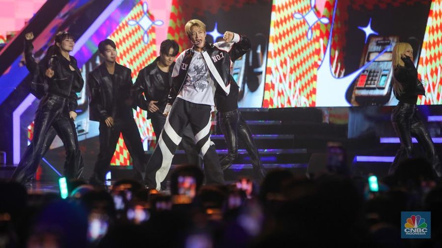 SHINee Minho tampil memeriahkan HUT Transmedia 23 di Istora Senayan, Jakarta, Minggu (15/12/2024). (վ/Faisal Rahman)