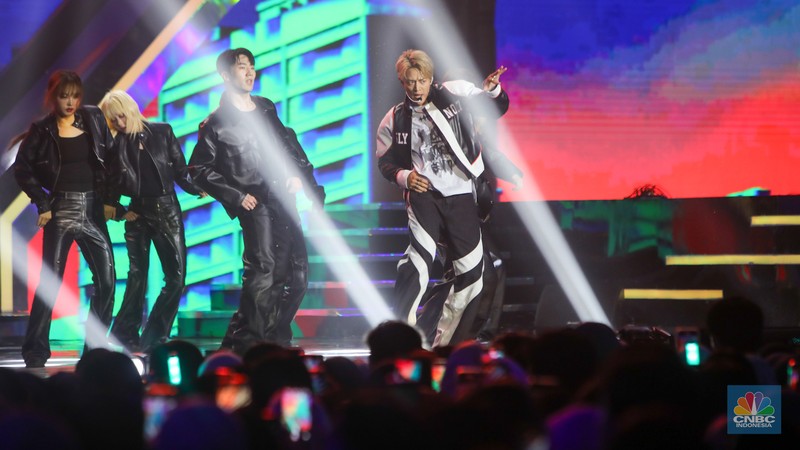 SHINee Minho tampil memeriahkan HUT Transmedia 23 di Istora Senayan, Jakarta, Minggu (15/12/2024). (վ/Faisal Rahman)