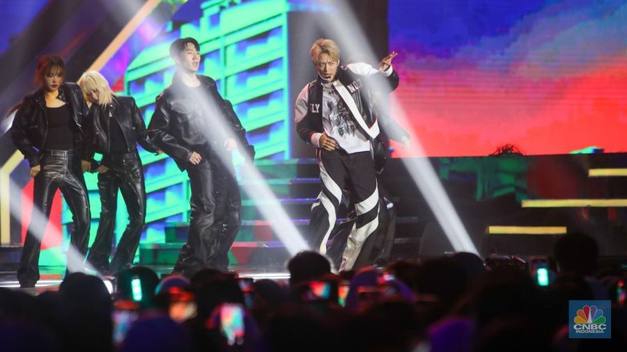 SHINee Minho tampil memeriahkan HUT Transmedia 23 di Istora Senayan, Jakarta, Minggu (15/12/2024). (վ/Faisal Rahman)