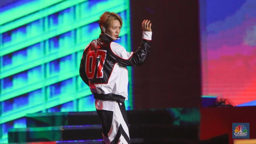 SHINee Minho tampil memeriahkan HUT Transmedia 23 di Istora Senayan, Jakarta, Minggu (15/12/2024). (վ/Faisal Rahman)