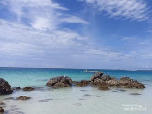 Merasakan Sensasi Pantai Pribadi di Pantai Tureloto yang Tenang