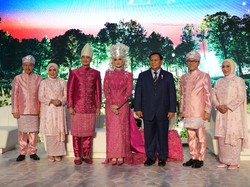 Resepsi Nikah Zumi Zola-Putri Zulkifli Hasan Ramai Dihadiri Artis hingga Tokoh Nasional Resepsi Nikah Zumi Zola-Putri Zulkifli Hasan Ramai Dihadiri Artis hingga Tokoh Nasional