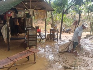 Banjir Bandang Guwoterus Tuban Surut, Warga Bersihkan Lumpur