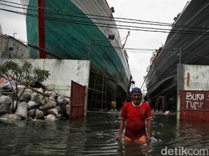 13 RT-1 Ruas Jalan di Jakarta Dilanda Banjir Rob, Ketinggian Capai 90 cm