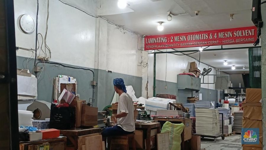 Bisnis percetakan dan laminating naik turun menjelang akhir tahun 2024. (CNBC Indonesia/Ferry Sandi)