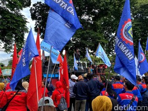 Kawal Pleno Pengupahan, Buruh di Jabar Demo di Depan Gedung Sate