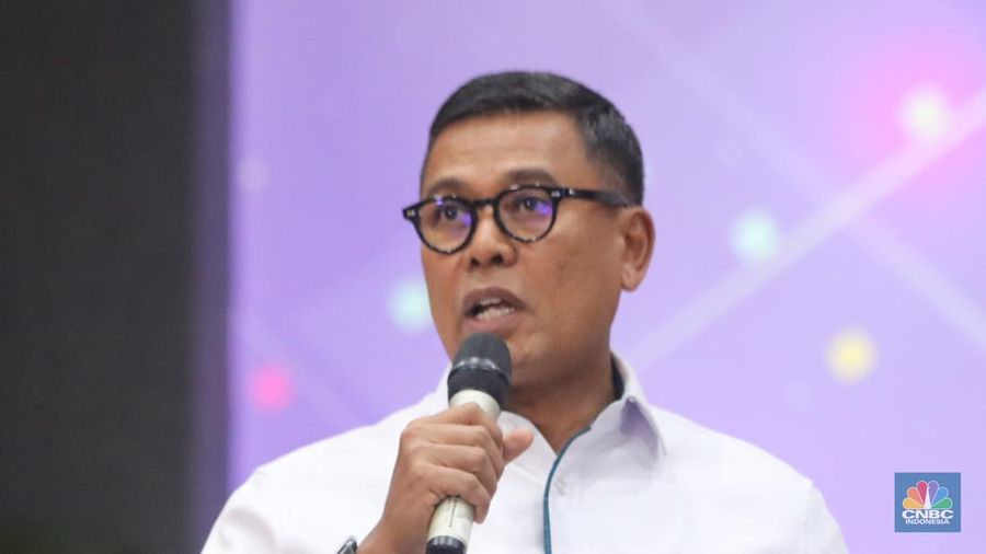 Direktur Utama BPJS Ketenagakerjaan, Anggoro Eko Cahyo saat Konferensi Pers Paket Kebijakan Ekonomi: Akselerasi Pertumbuhan Ekonomi Inklusif & Berkelanjutan di Kantor Menkoperekonomian, Jakarta, Senin (16/12/2024). (CNBC Indonesia/Faisal Rahman)