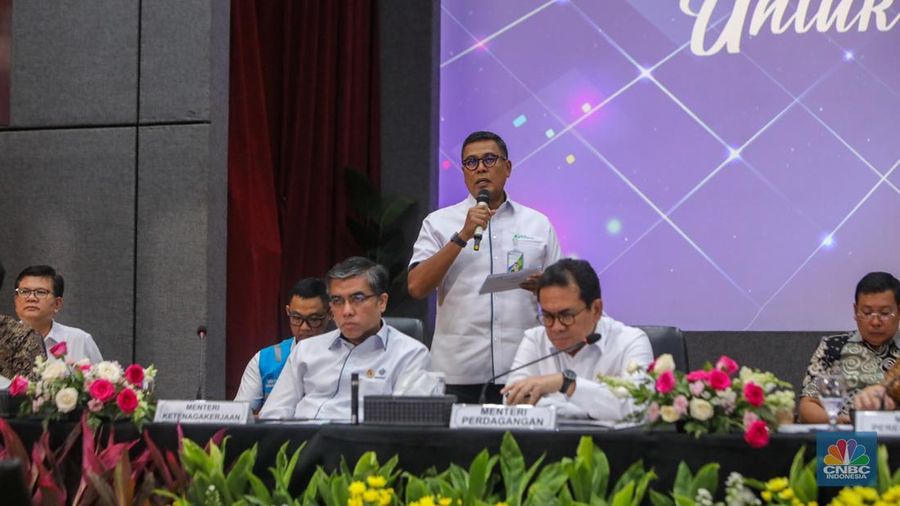 Direktur Utama BPJS Ketenagakerjaan, Anggoro Eko Cahyo saat Konferensi Pers Paket Kebijakan Ekonomi: Akselerasi Pertumbuhan Ekonomi Inklusif & Berkelanjutan di Kantor Menkoperekonomian, Jakarta, Senin (16/12/2024). (CNBC Indonesia/Faisal Rahman)