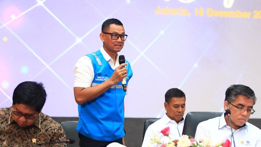 Direktur Utama PLN, Darmawan Prasodjo (kedua dari kiri) menjabarkan bahwa sebanyak 81,4 juta pelanggan rumah tangga atau 97 persen dari total 84 juta pelanggan rumah tangga dengan daya listrik 2.200 VA ke bawah akan memperoleh diskon tarif listrik sebesar 50 persen. (Dok: PLN)