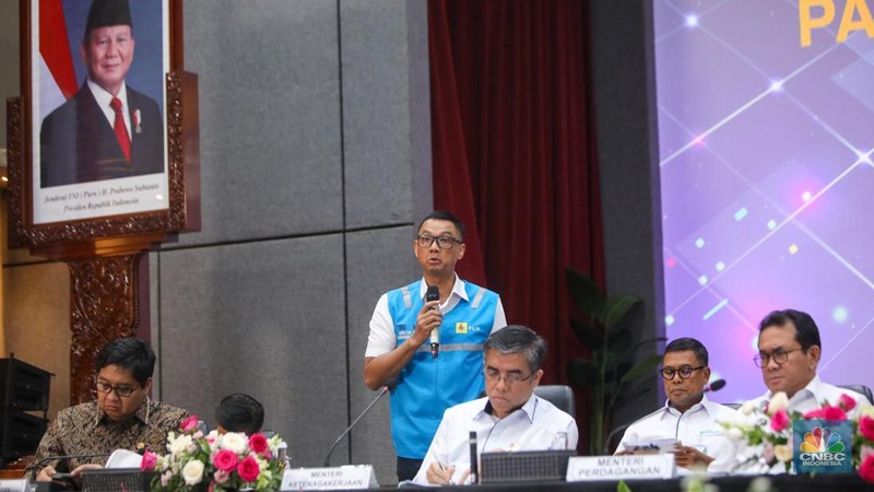 Menteri Koordinator Bidang Perekonomian, Airlangga Hartarto bersama sejumlah Menteri dan Kepala Badan/Lembaga saat Konferensi Pers Paket Kebijakan Ekonomi: Akselerasi Pertumbuhan Ekonomi Inklusif & Berkelanjutan di Kantor Menkoperekonomian, Jakarta, Senin (16/12/2024). (CNBC Indonesia/Faisal Rahman)