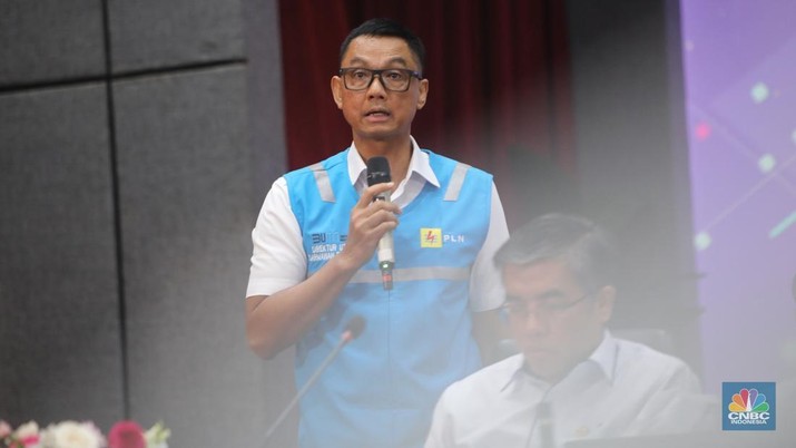 Direktur Utama PLN, Darmawan Prasodjo saat Konferensi Pers Paket Kebijakan Ekonomi: Akselerasi Pertumbuhan Ekonomi Inklusif & Berkelanjutan di Kantor Menkoperekonomian, Jakarta, Senin (16/12/2024). (CNBC Indonesia/Faisal Rahman)