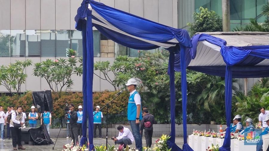 Dirut PLN Darmawan Prasodjo adakan Apel Siaga keandalan listrik Natal dan Tahun Baru. (CNBC Indonesia/Verda Nano Setiawan)