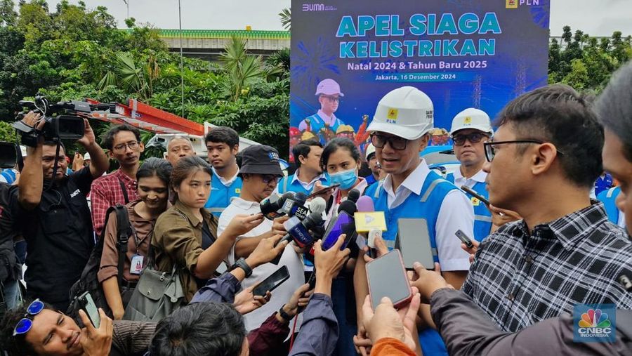 Dirut PLN Darmawan Prasodjo adakan Apel Siaga keandalan listrik Natal dan Tahun Baru. (CNBC Indonesia/Verda Nano Setiawan)