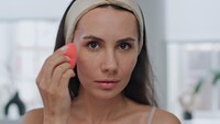 Pengen Kulit Glowing Bukan Cakey? Coba Foundation Ringan Ini, Coverage Tetap Bagus 