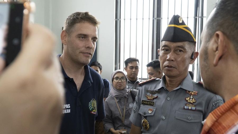 Warga negara Australia Matthew Norman, kiri, anggota kelompok Bali Nine dan menjalani hukuman seumur hidup karena penyelundupan narkoba, berbicara dengan Dewan Perwakilan Rakyat Indonesia di Lapas Kerobokan di Bali, Indonesia, Jumat, 6 Desember 2024. (Foto AP/Firdia Lisnawati).  (AP Photo/Firdia Lisnawati)