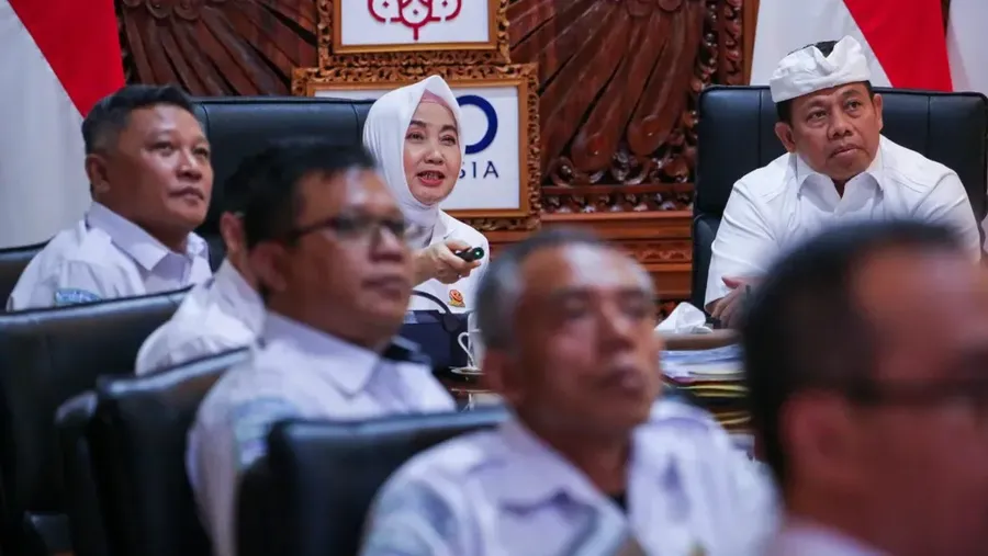 Kepala Badan Meteorologi, Klimatologi, dan Geofisika (BMKG), Dwikorita Karnawati, melakukan kunjungan ke kantor Gubernur Jawa Timur dan Bali untuk menyampaikan data potensi cuaca ekstrem yang dapat memicu bencana hidrometeorologi di kedua wilayah tersebut. (BMKG)