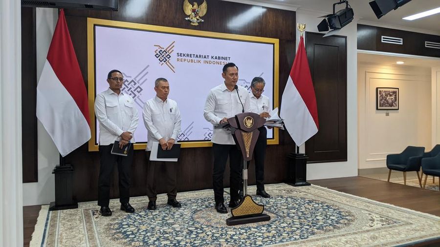 Menteri Koordinator bidang Infrastruktur dan Pembangunan Kewilayahan Agus Harimurti Yudhoyono (AHY) dalam Konferensi Pers Skenario Antisipasi Kemacetan Nataru 2024-2025, di Istana Negara, Senin (16/12/2024).