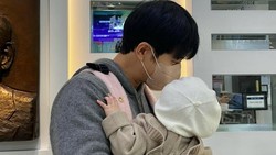 Lee Seung Gi Unggah Foto Gendong Anak di RS, Fans: From Oppa to Appa