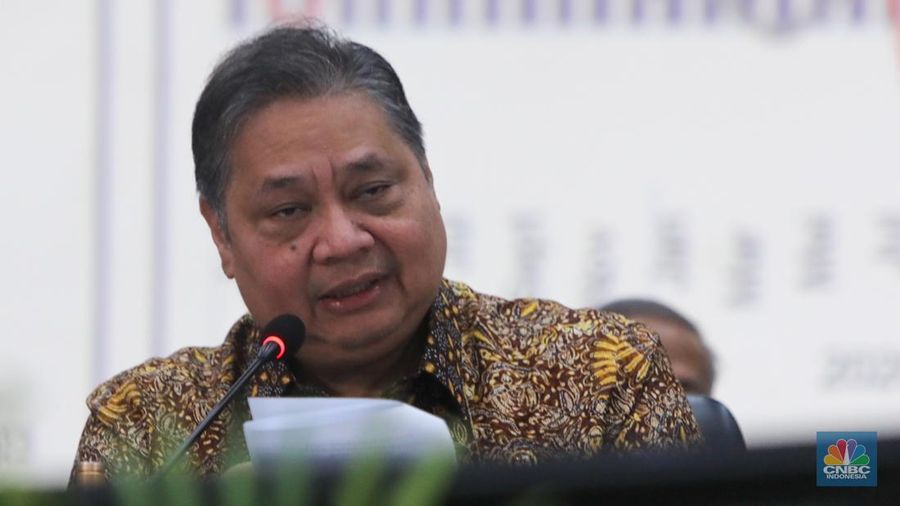 Menko Perekonomian Airlangga Hartarto dalam Konferensi Pers Paket Stimulus Ekonomi untuk Kesejahteraan. (CNBC Indonesia/Faisal Rahman))