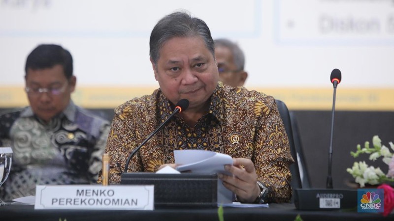 Menteri Koordinator Bidang Perekonomian, Airlangga Hartarto bersama sejumlah Menteri dan Kepala Badan/Lembaga saat Konferensi Pers Paket Kebijakan Ekonomi: Akselerasi Pertumbuhan Ekonomi Inklusif & Berkelanjutan di Kantor Menkoperekonomian, Jakarta, Senin (16/12/2024). (CNBC Indonesia/Faisal Rahman)