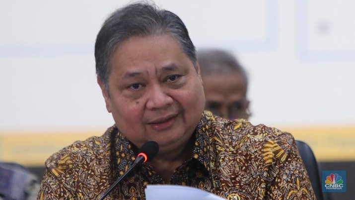 Menko Perekonomian Airlangga Hartarto dalam Konferensi Pers Paket Stimulus Ekonomi untuk Kesejahteraan. (CNBC Indonesia/Faisal Rahman))