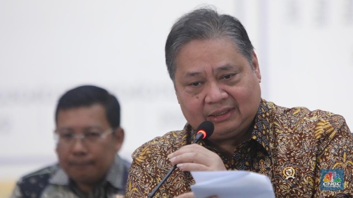 Menko Perekonomian Airlangga Hartarto dalam Konferensi Pers Paket Stimulus Ekonomi untuk Kesejahteraan. (CNBC Indonesia/Faisal Rahman))