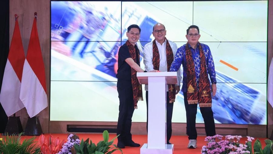 Menteri Investasi dan Hilirisasi/Kepala Badan Koordinasi Penanaman Modal Republik Indonesia Rosan Perkasa Roeslani menandatangani prasasti peresmian dua fasilitas produksi sigaret kretek tangan (SKT) baru milik PT HM Sampoerna Tbk. di Kota Blitar, Jawa Timur dan Kabupaten Tegal, Jawa Tengah, disaksikan oleh Penjabat Gubernur Jawa Timur Adhy Karyono (kanan) dan Presiden Direktur PT HM Sampoerna Tbk. (kiri).(Dok/HMSP)