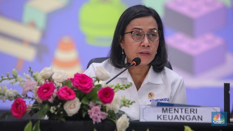 Menteri Koordinator Bidang Perekonomian, Airlangga Hartarto bersama sejumlah Menteri dan Kepala Badan/Lembaga saat Konferensi Pers Paket Kebijakan Ekonomi: Akselerasi Pertumbuhan Ekonomi Inklusif & Berkelanjutan di Kantor Menkoperekonomian, Jakarta, Senin (16/12/2024). (CNBC Indonesia/Faisal Rahman)