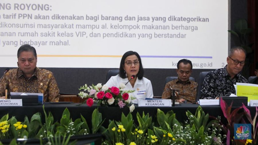 Menteri Keuangan, Sri Mulyani saat Konferensi Pers Paket Kebijakan Ekonomi: Akselerasi Pertumbuhan Ekonomi Inklusif & Berkelanjutan di Kantor Menkoperekonomian, Jakarta, Senin (16/12/2024). (CNBC Indonesia/Faisal Rahman)