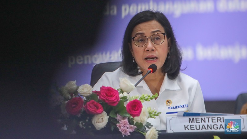 Menteri Koordinator Bidang Perekonomian, Airlangga Hartarto bersama sejumlah Menteri dan Kepala Badan/Lembaga saat Konferensi Pers Paket Kebijakan Ekonomi: Akselerasi Pertumbuhan Ekonomi Inklusif & Berkelanjutan di Kantor Menkoperekonomian, Jakarta, Senin (16/12/2024). (CNBC Indonesia/Faisal Rahman) Menteri Koordinator Bidang Perekonomian, Airlangga Hartarto bersama sejumlah Menteri dan Kepala Badan/Lembaga saat Konferensi Pers Paket Kebijakan Ekonomi: Akselerasi Pertumbuhan Ekonomi Inklusif & Berkelanjutan di Kantor Menkoperekonomian, Jakarta, Senin (16/12/2024). (CNBC Indonesia/Faisal Rahman)
