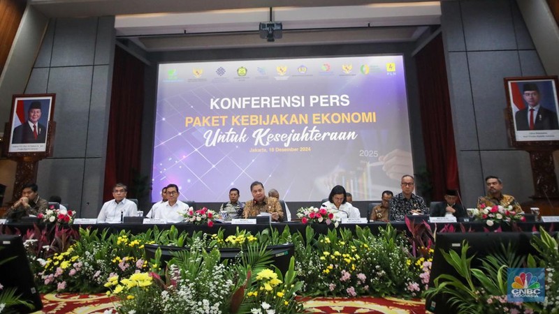 Menteri Koordinator Bidang Perekonomian, Airlangga Hartarto bersama sejumlah Menteri dan Kepala Badan/Lembaga saat Konferensi Pers Paket Kebijakan Ekonomi: Akselerasi Pertumbuhan Ekonomi Inklusif & Berkelanjutan di Kantor Menkoperekonomian, Jakarta, Senin (16/12/2024). (CNBC Indonesia/Faisal Rahman)