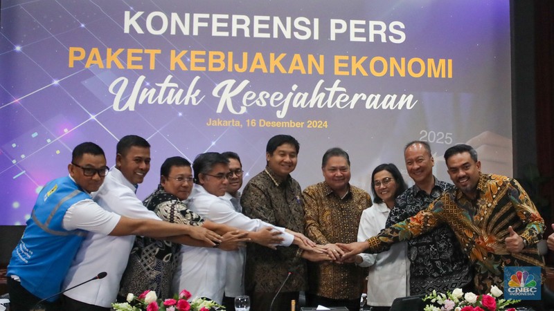 Menteri Koordinator Bidang Perekonomian, Airlangga Hartarto bersama sejumlah Menteri dan Kepala Badan/Lembaga saat Konferensi Pers Paket Kebijakan Ekonomi: Akselerasi Pertumbuhan Ekonomi Inklusif & Berkelanjutan di Kantor Menkoperekonomian, Jakarta, Senin (16/12/2024). (CNBC Indonesia/Faisal Rahman) Menteri Koordinator Bidang Perekonomian, Airlangga Hartarto bersama sejumlah Menteri dan Kepala Badan/Lembaga saat Konferensi Pers Paket Kebijakan Ekonomi: Akselerasi Pertumbuhan Ekonomi Inklusif & Berkelanjutan di Kantor Menkoperekonomian, Jakarta, Senin (16/12/2024). (CNBC Indonesia/Faisal Rahman)