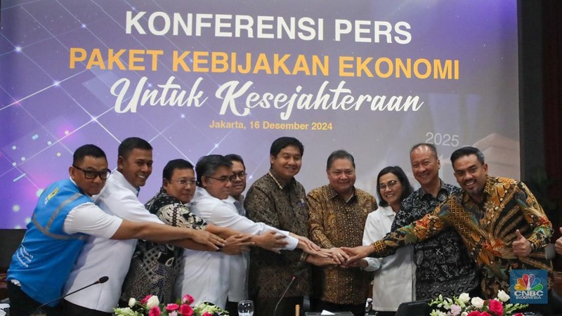 Menteri Koordinator Bidang Perekonomian, Airlangga Hartarto bersama sejumlah Menteri dan Kepala Badan/Lembaga saat Konferensi Pers Paket Kebijakan Ekonomi: Akselerasi Pertumbuhan Ekonomi Inklusif & Berkelanjutan di Kantor Menkoperekonomian, Jakarta, Senin (16/12/2024). (CNBC Indonesia/Faisal Rahman)