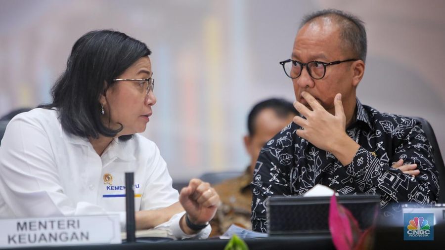 Menteri Koordinator Bidang Perekonomian, Airlangga Hartarto bersma sejumlah Menteri dan Kepala Badan/Lembaga saat Konferensi Pers Paket Kebijakan Ekonomi: Akselerasi Pertumbuhan Ekonomi Inklusif & Berkelanjutan di Kantor Menko Perekonomian, Jakarta, Senin (16/12/2024). (վ/Faisal Rahman)