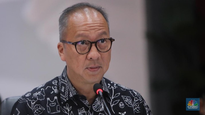 Menteri Perindustrian, Agus Gumiwang saat Konferensi Pers Paket Kebijakan Ekonomi: Akselerasi Pertumbuhan Ekonomi Inklusif & Berkelanjutan di Kantor Menkoperekonomian, Jakarta, Senin (16/12/2024). (CNBC Indonesia/Faisal Rahman)