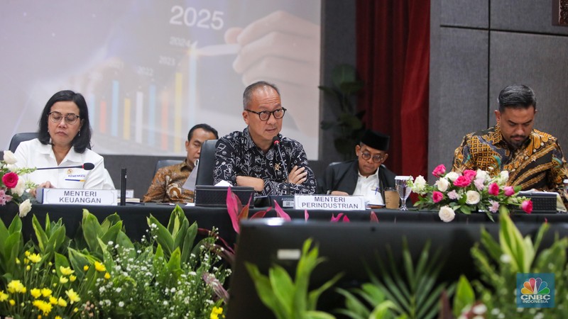 Menteri Koordinator Bidang Perekonomian, Airlangga Hartarto bersama sejumlah Menteri dan Kepala Badan/Lembaga saat Konferensi Pers Paket Kebijakan Ekonomi: Akselerasi Pertumbuhan Ekonomi Inklusif & Berkelanjutan di Kantor Menkoperekonomian, Jakarta, Senin (16/12/2024). (CNBC Indonesia/Faisal Rahman) Menteri Koordinator Bidang Perekonomian, Airlangga Hartarto bersama sejumlah Menteri dan Kepala Badan/Lembaga saat Konferensi Pers Paket Kebijakan Ekonomi: Akselerasi Pertumbuhan Ekonomi Inklusif & Berkelanjutan di Kantor Menkoperekonomian, Jakarta, Senin (16/12/2024). (CNBC Indonesia/Faisal Rahman)